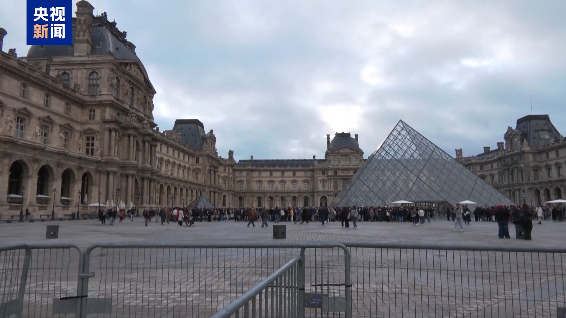 卢浮宫追回的失窃皇冠被压平_卢浮宫博物馆抢劫案_卢浮宫9件文物失窃案