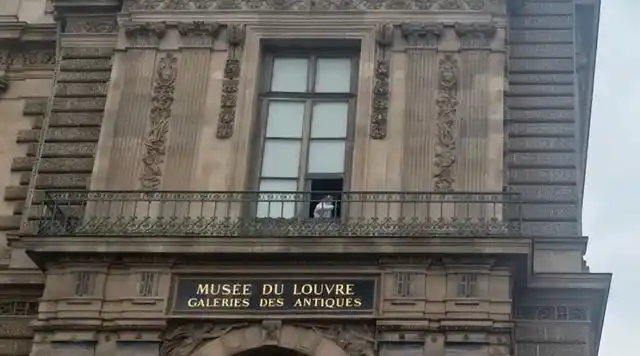 卢浮宫追回的失窃皇冠被压平_卢浮宫阿波罗画廊珠宝盗窃案_法国王室珠宝失窃事件