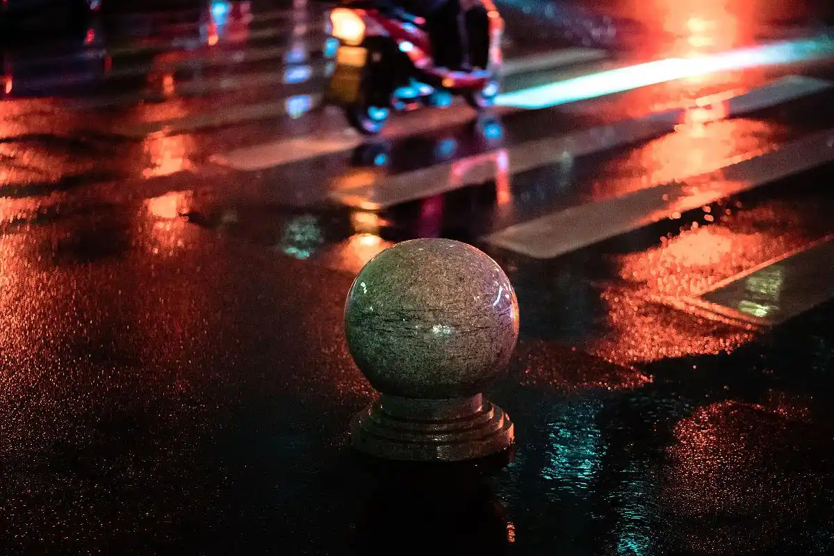 婴儿雨夜遇险，众人接力守护显真情