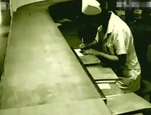 2011年，江西弃婴靠雨水在太平间存活八天八夜，迎来10位爱心爸爸