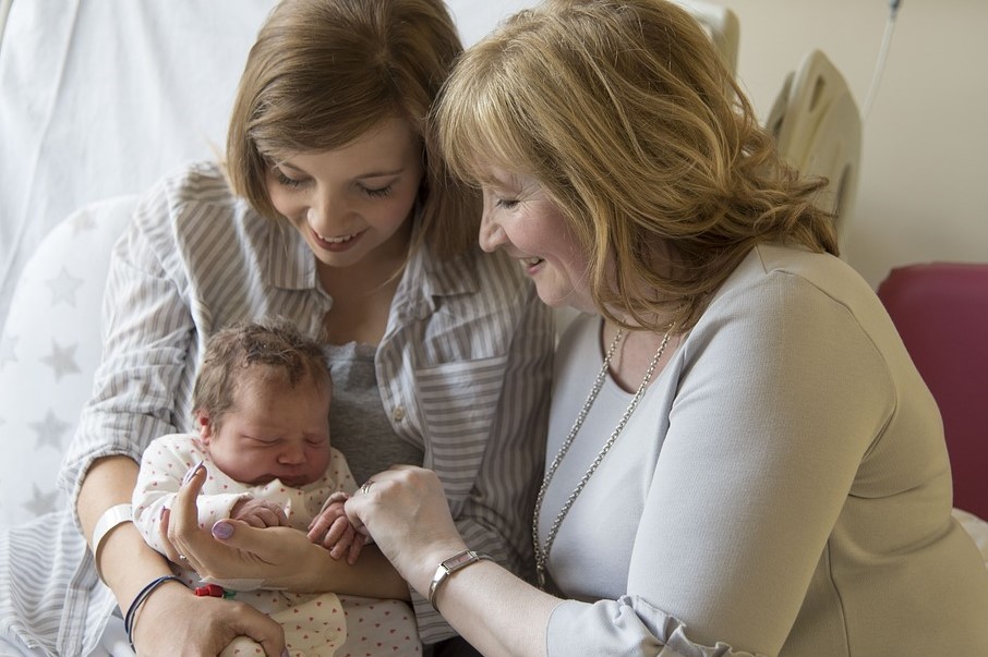 宝宝夜奶喂奶姿势_妈妈喂宝宝_新手妈妈夜奶喂养注意事项