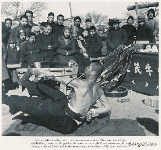 北京民俗老照片：天桥耍杂技的孩子