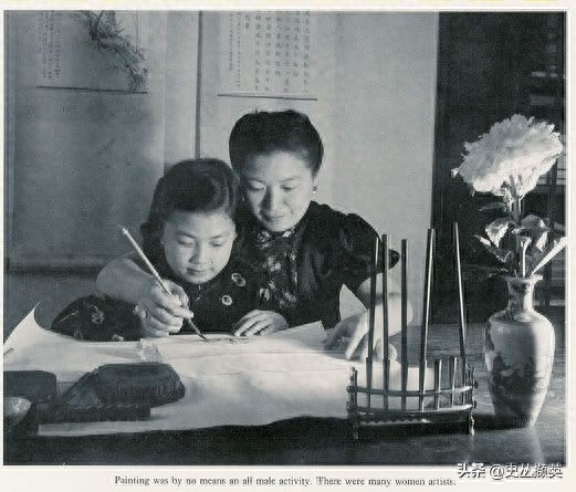 北京民俗老照片：天桥耍杂技的孩子