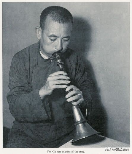 北京民俗老照片：天桥耍杂技的孩子