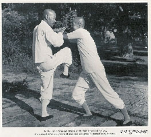 北京民俗老照片：天桥耍杂技的孩子