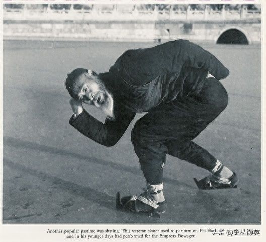 北京民俗老照片：天桥耍杂技的孩子