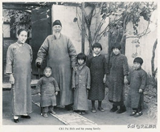 北京民俗老照片：天桥耍杂技的孩子