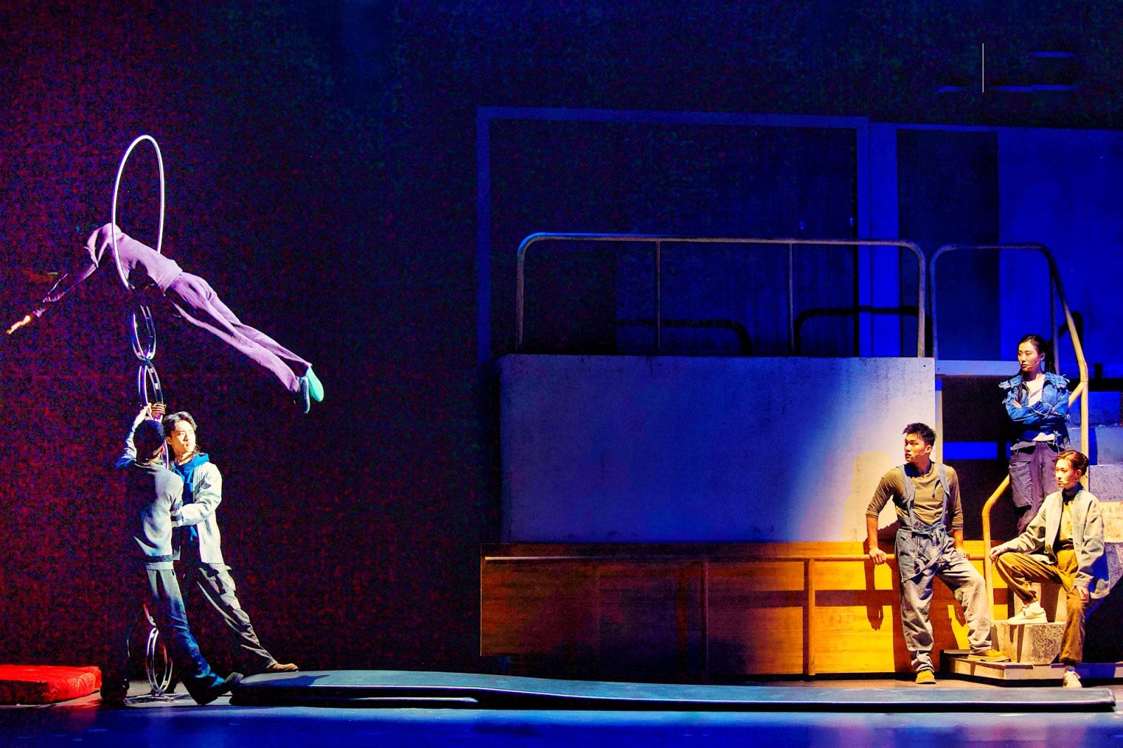 天桥杂技_北京杂技团 扶摇直上 音乐剧 舞狮 绸吊 创新转型_北京杂技团 扶摇直上 音乐剧 青狮杂技团 振兴之路