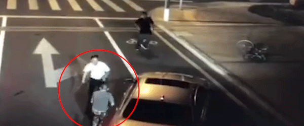 宝马男持刀砍骑车男，不慎刀落反被杀…这算“正当防卫”吗？网友吵翻了！