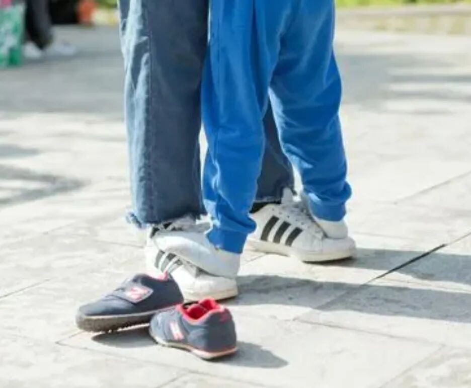 假期亲子游戏推荐_踩气球亲子游戏规则_锻炼孩子协调能力的小游戏