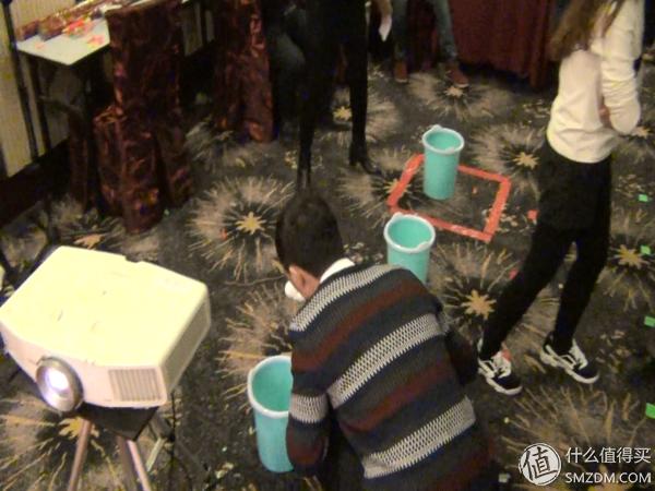 抢帽子游戏规则_公司年会团体游戏_室内暖场小游戏