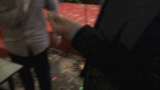 公司年会团体游戏_抢帽子游戏规则_室内暖场小游戏