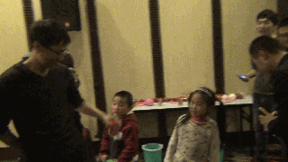 室内暖场小游戏_公司年会团体游戏_抢帽子游戏规则