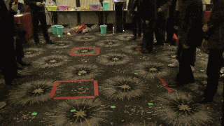 公司年会团体游戏_抢帽子游戏规则_室内暖场小游戏