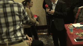 抢帽子游戏规则_公司年会团体游戏_室内暖场小游戏