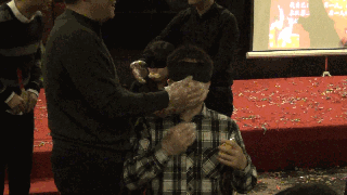 抢帽子游戏规则_公司年会团体游戏_室内暖场小游戏