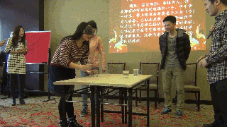 室内暖场小游戏_公司年会团体游戏_抢帽子游戏规则