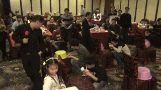 公司年会团体游戏_室内暖场小游戏_抢帽子游戏规则