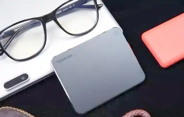 东芝XS700移动固态硬盘_东芝移动硬盘有什么用?_东芝XS700外观设计