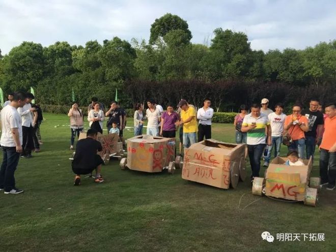 培训开场前小游戏_企业晚会经典游戏_双人踩气球的游戏规则