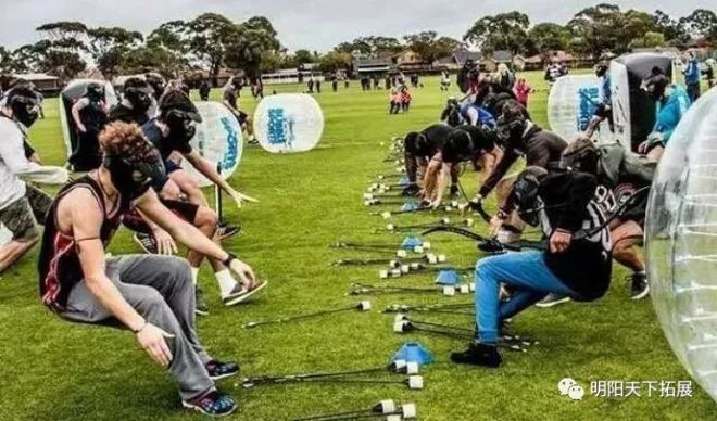 双人踩气球的游戏规则_培训开场前小游戏_企业晚会经典游戏