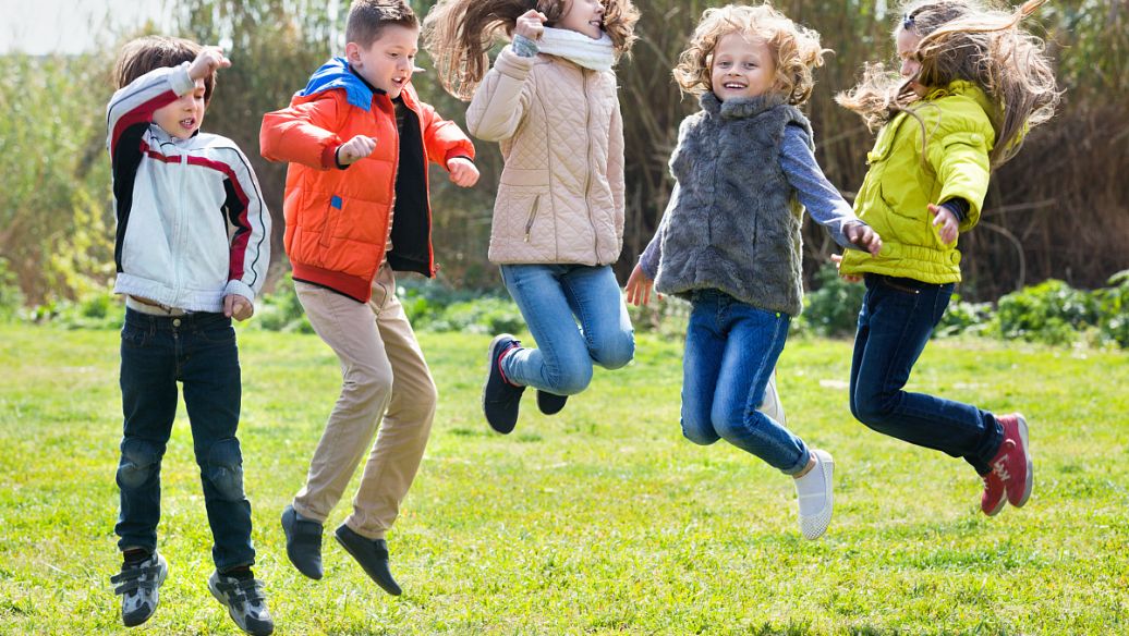 托育中心亲子活动方案_亲子游戏活动_双人踩气球的游戏规则