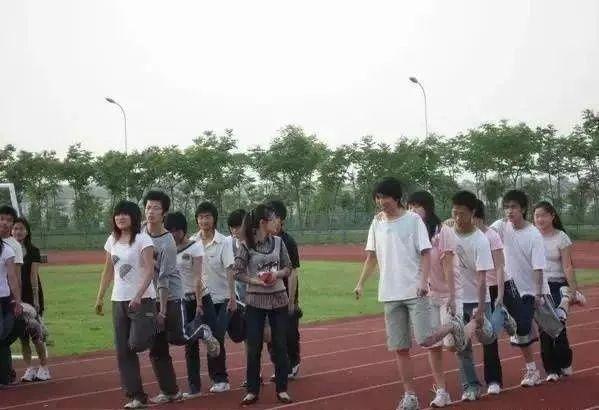 双人踩气球的游戏规则_猜歌游戏_偏娱乐类团建游戏