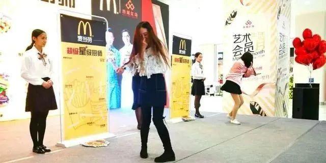 偏娱乐类团建游戏_双人踩气球的游戏规则_猜歌游戏