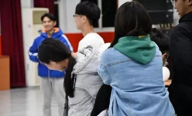 猜歌游戏_双人踩气球的游戏规则_偏娱乐类团建游戏