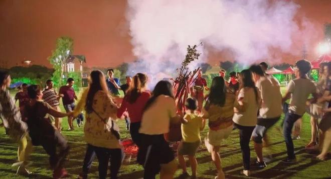 双人踩气球的游戏规则_篝火晚会游戏规则_篝火晚会趣味小游戏