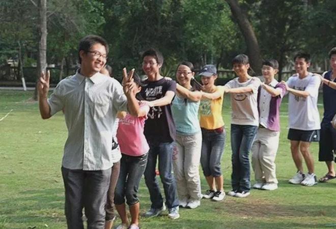 双人踩气球的游戏规则_篝火晚会游戏规则_篝火晚会趣味小游戏