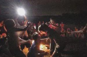 双人踩气球的游戏规则_篝火晚会游戏规则_篝火晚会趣味小游戏