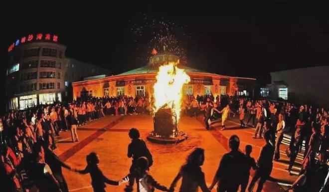 篝火晚会趣味小游戏_篝火晚会游戏规则_双人踩气球的游戏规则