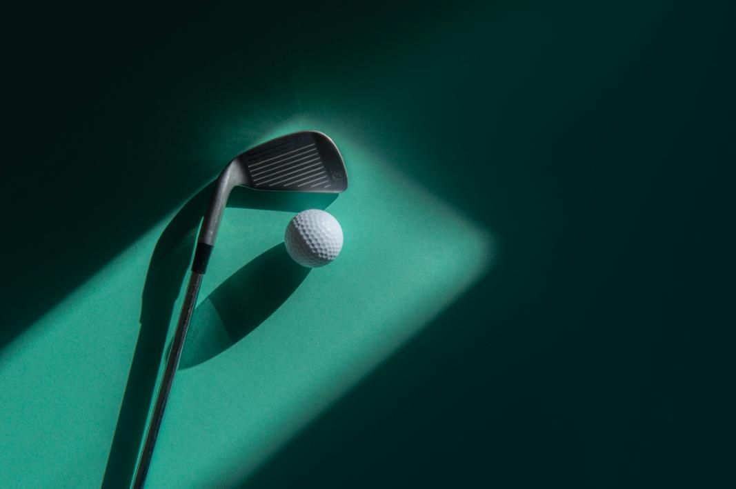 高尔夫球杆分类介绍_酒吧高尔夫游戏规则_高尔夫球杆组合构成