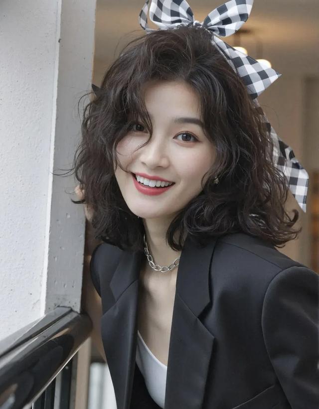 慵懒风中短羊毛卷_2026小男孩流行发型_头包脸发型设计