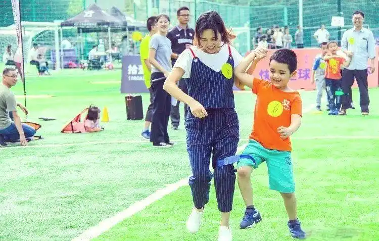 两人三足团队建设_三人五足游戏规则_多人多足游戏介绍