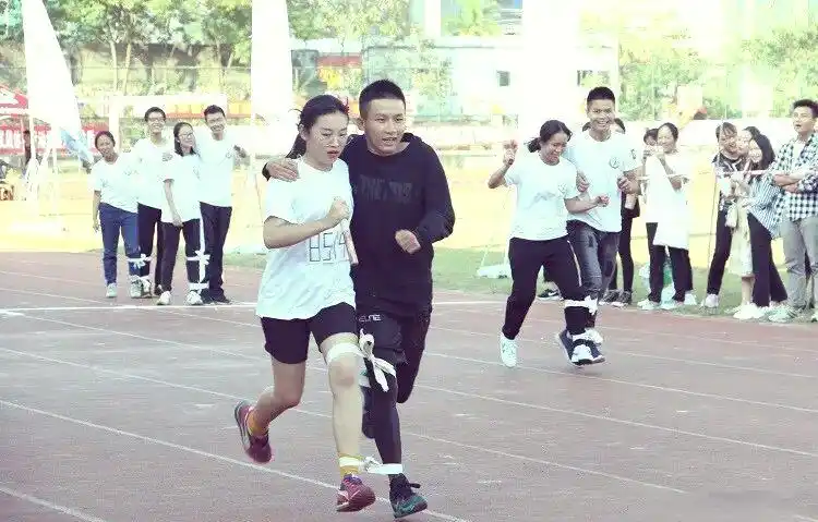 两人三足团队建设_多人多足游戏介绍_三人五足游戏规则