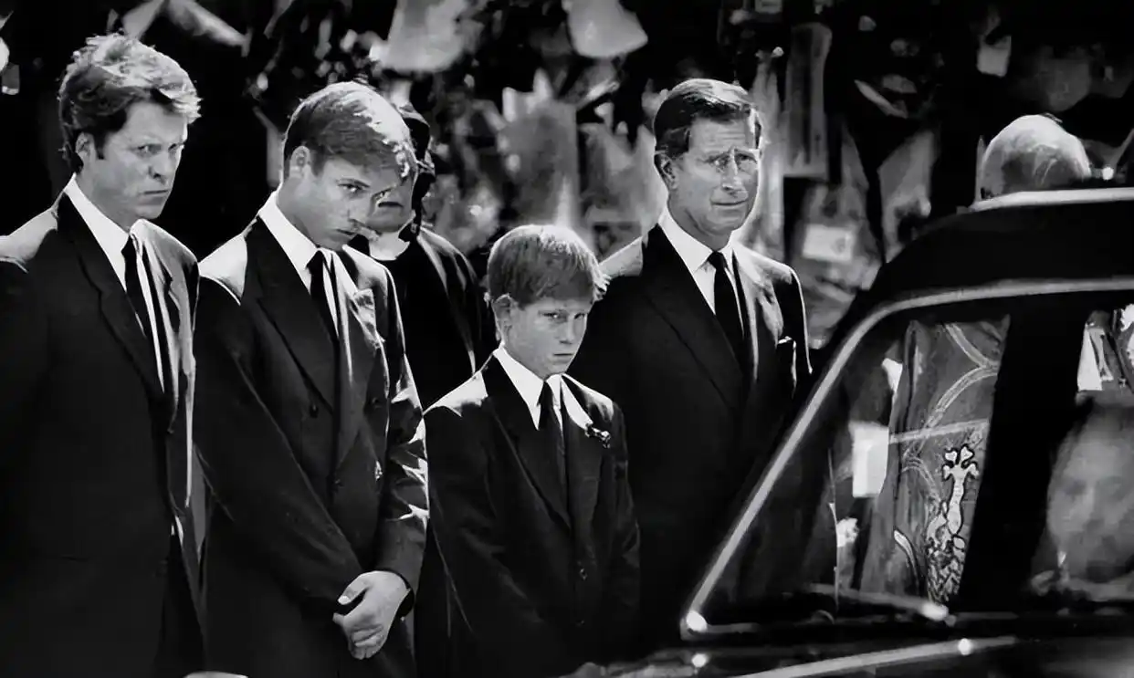 经典国外美女戴安娜_戴安娜王妃葬礼规模盛大_戴安娜王妃人品善良