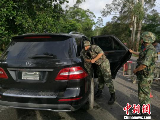 中越边境武警荷枪实弹严查过往车辆掐断走私要道