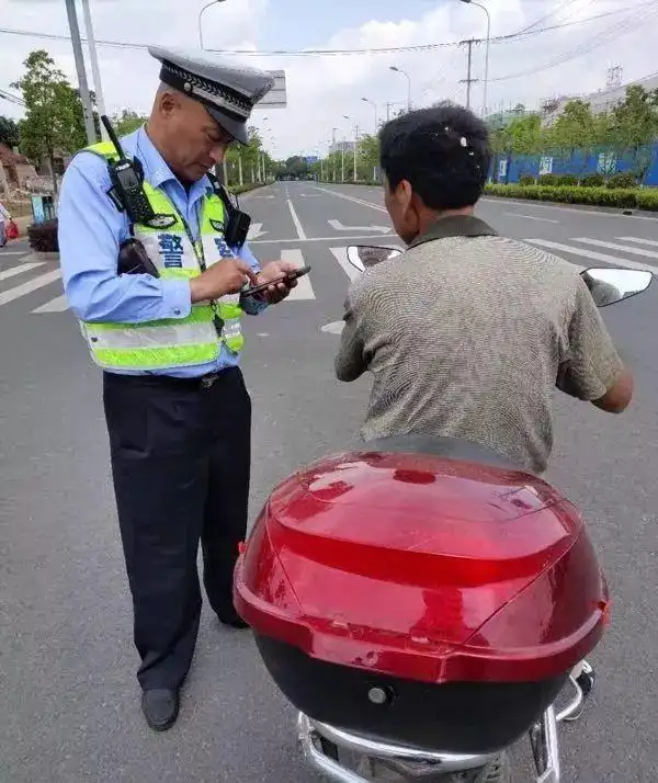 「一线微观」上海公安持续严查严管非机动车和行人交通违法！