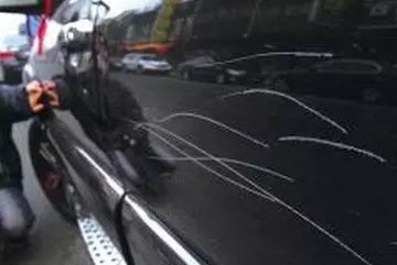 李某摩托车钥匙刮花汽车_把宝马车刮怎么办_故意毁坏财物案