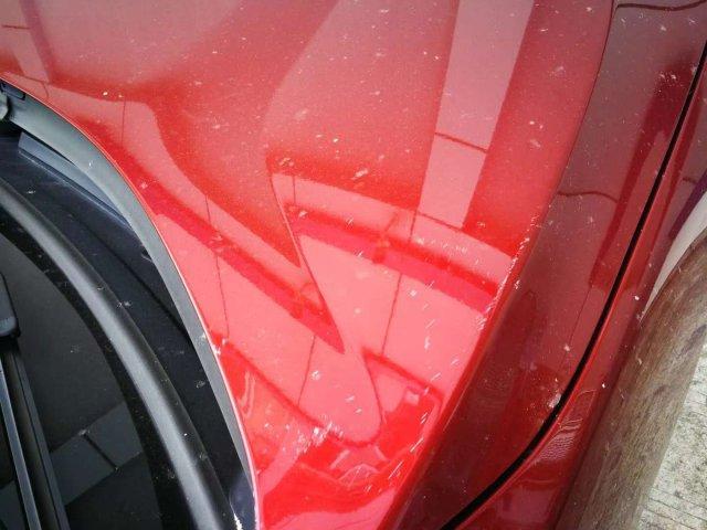 路遇前女友坐宝马 男子持砖头怒砸