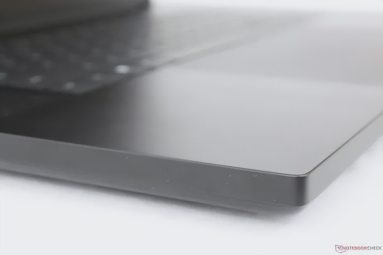 雷蛇笔记本是什么系统_Smaller than many 17-inch gaming laptops_Razer Blade 18 review