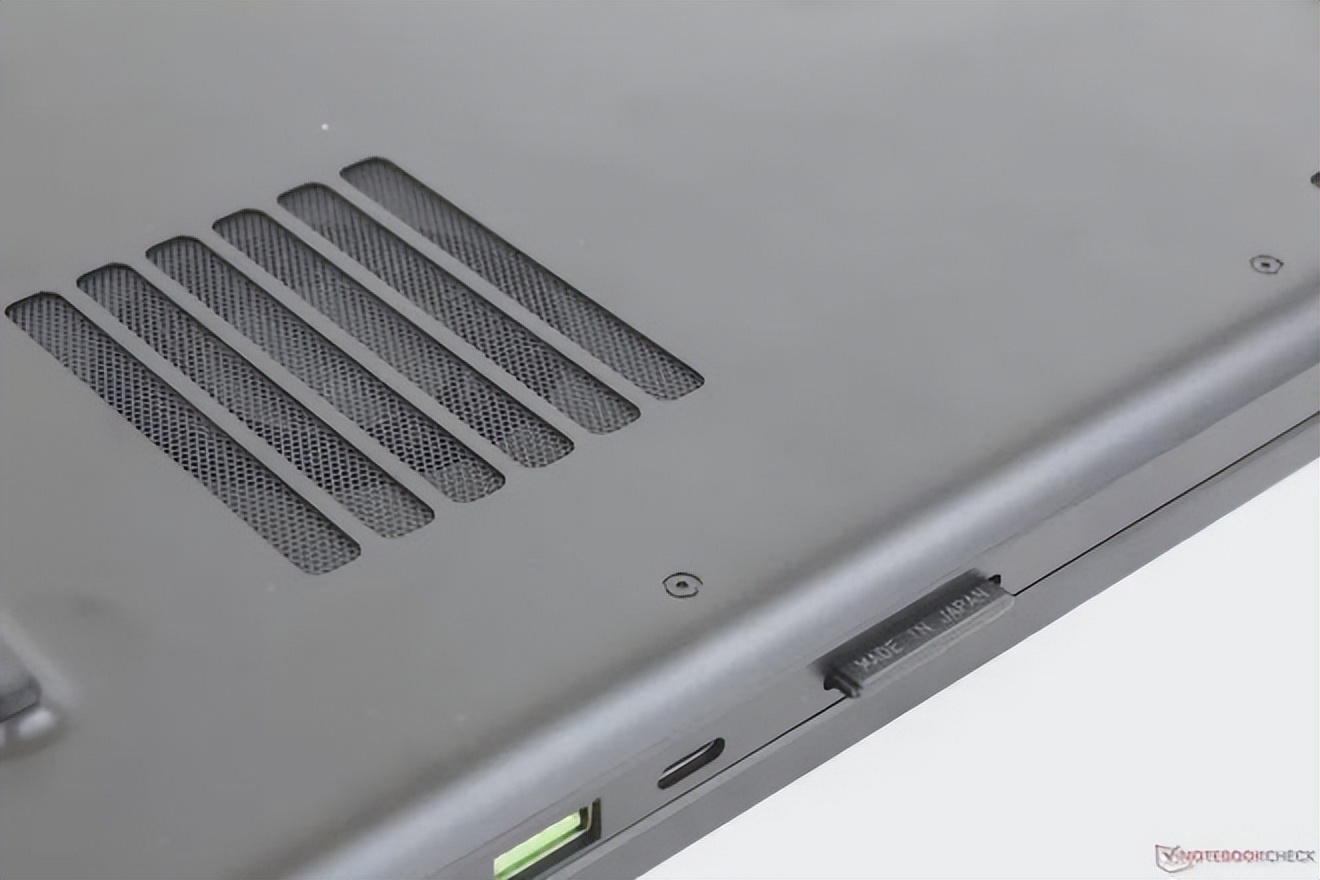 Smaller than many 17-inch gaming laptops_雷蛇笔记本是什么系统_Razer Blade 18 review