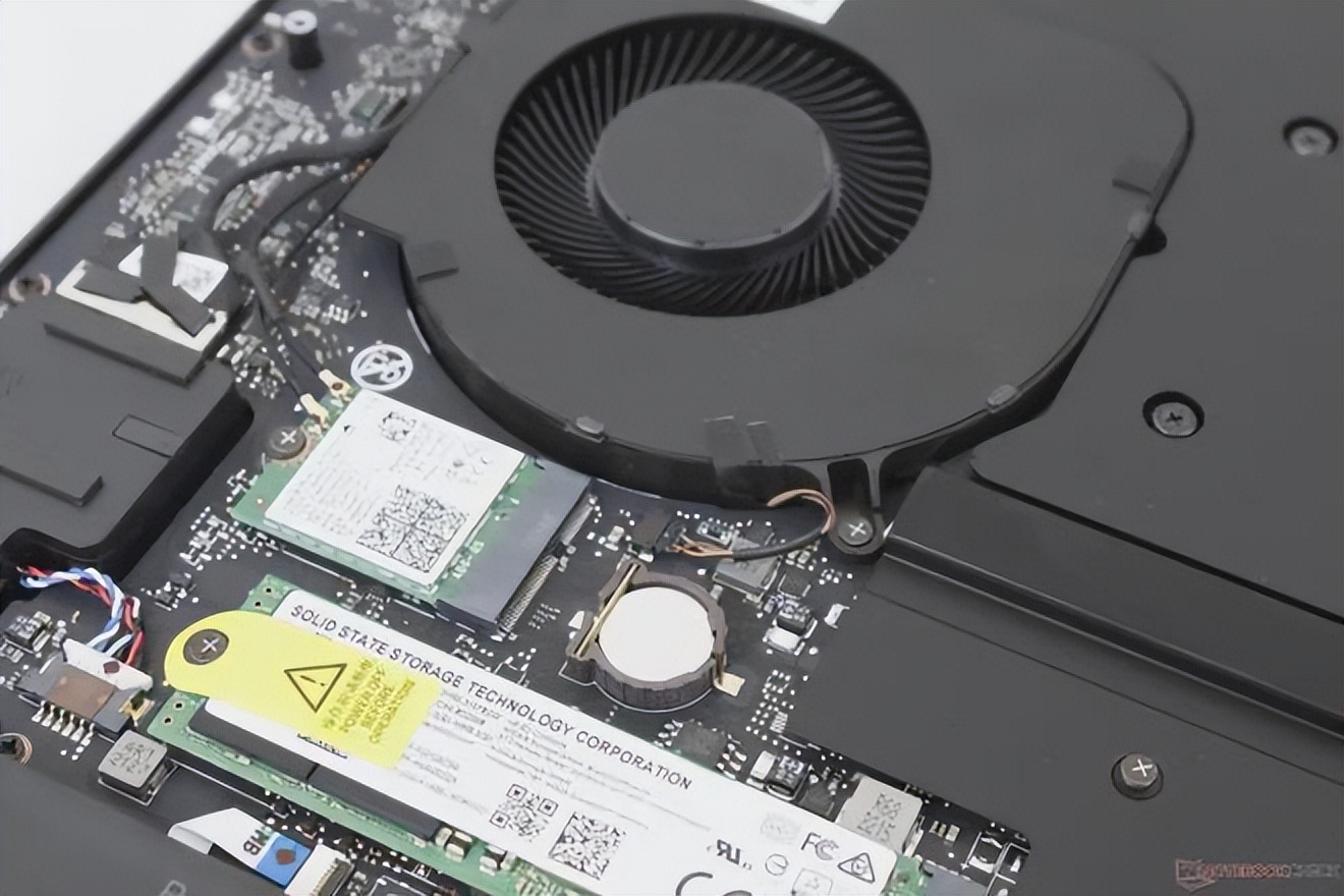 Smaller than many 17-inch gaming laptops_雷蛇笔记本是什么系统_Razer Blade 18 review