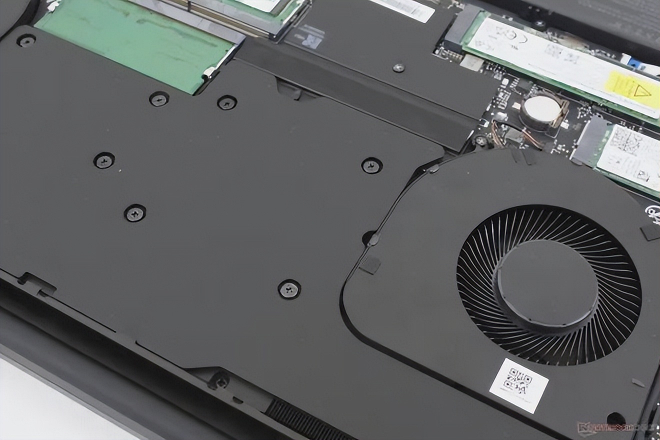 雷蛇笔记本是什么系统_Smaller than many 17-inch gaming laptops_Razer Blade 18 review