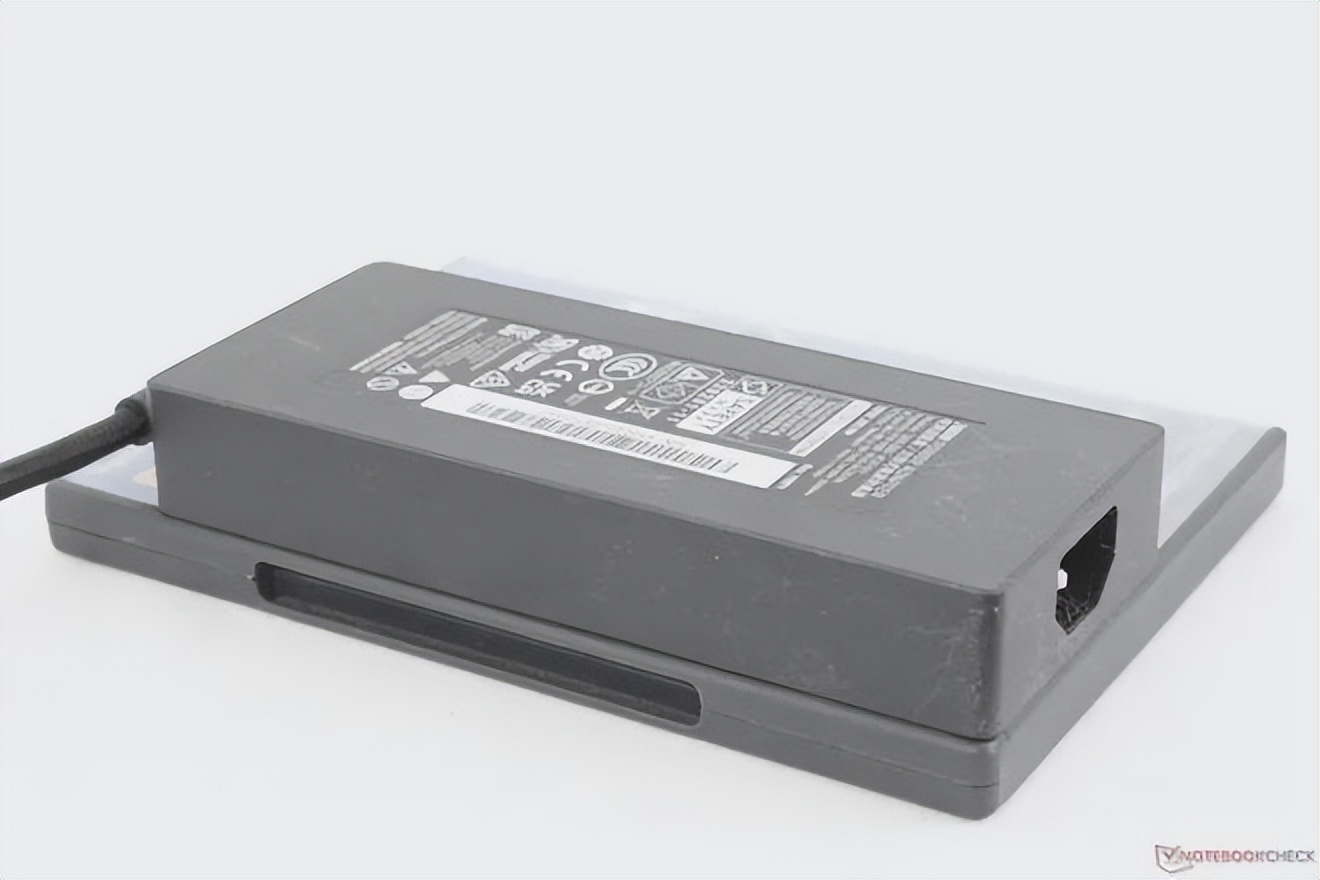 雷蛇笔记本是什么系统_Razer Blade 18 review_Smaller than many 17-inch gaming laptops