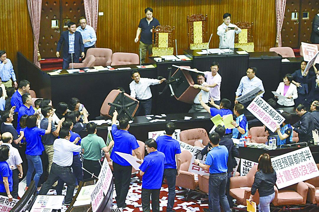 【环时台湾观察】打架斗殴，台湾“立法院”的“名场面”