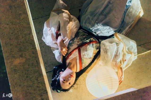 小说：她来斗鸡，众人都说她的鸡太小必输，谁知结果出来反转了