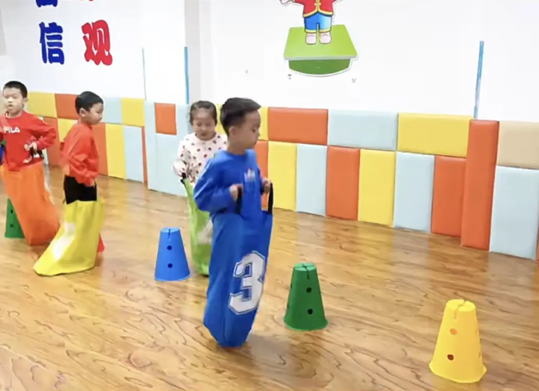 亲子跳绳游戏规则_适合多孩家庭的亲子游戏_多孩家庭亲子游戏